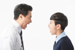 家長過度滿足孩子的需求，極容易導(dǎo)致青春期叛逆，適當(dāng)拒絕有方法