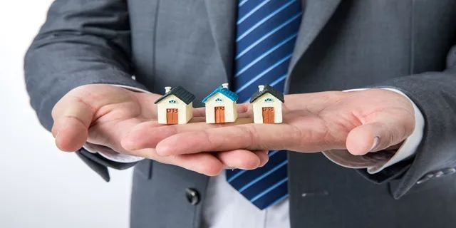 住宅70年，公寓40年，別墅50年，商業(yè)40年，到期后可以續(xù)期，不需申請(qǐng)，無(wú)前置條件，更不影響交易！