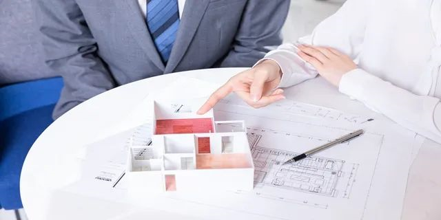 住宅70年，公寓40年，別墅50年，商業(yè)40年，到期后可以續(xù)期，不需申請(qǐng)，無(wú)前置條件，更不影響交易！