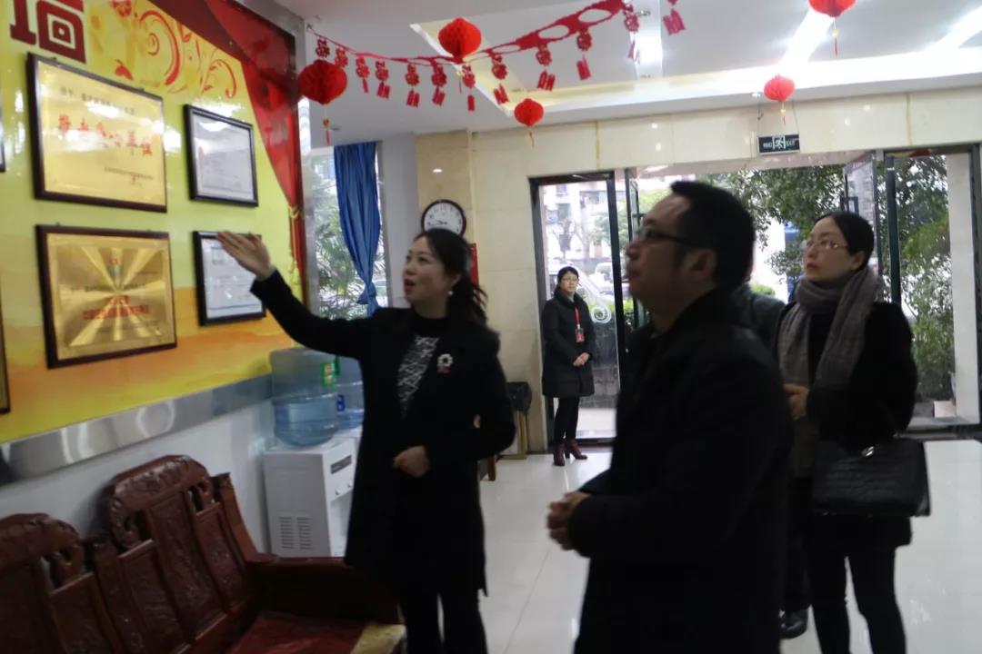 熱烈歡迎市教委交叉檢查組及區(qū)教委領(lǐng)導(dǎo)蒞臨百年教育指導(dǎo)工作！