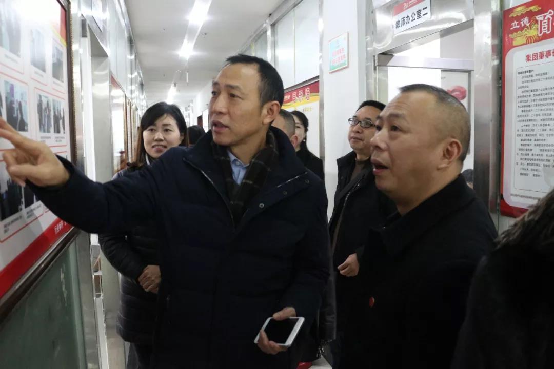 熱烈歡迎市教委交叉檢查組及區(qū)教委領(lǐng)導(dǎo)蒞臨百年教育指導(dǎo)工作！